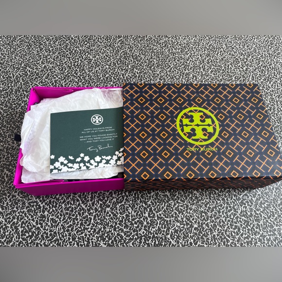 🧣 Tory Burch Long Rectangular Scarf - Picture 8 of 8